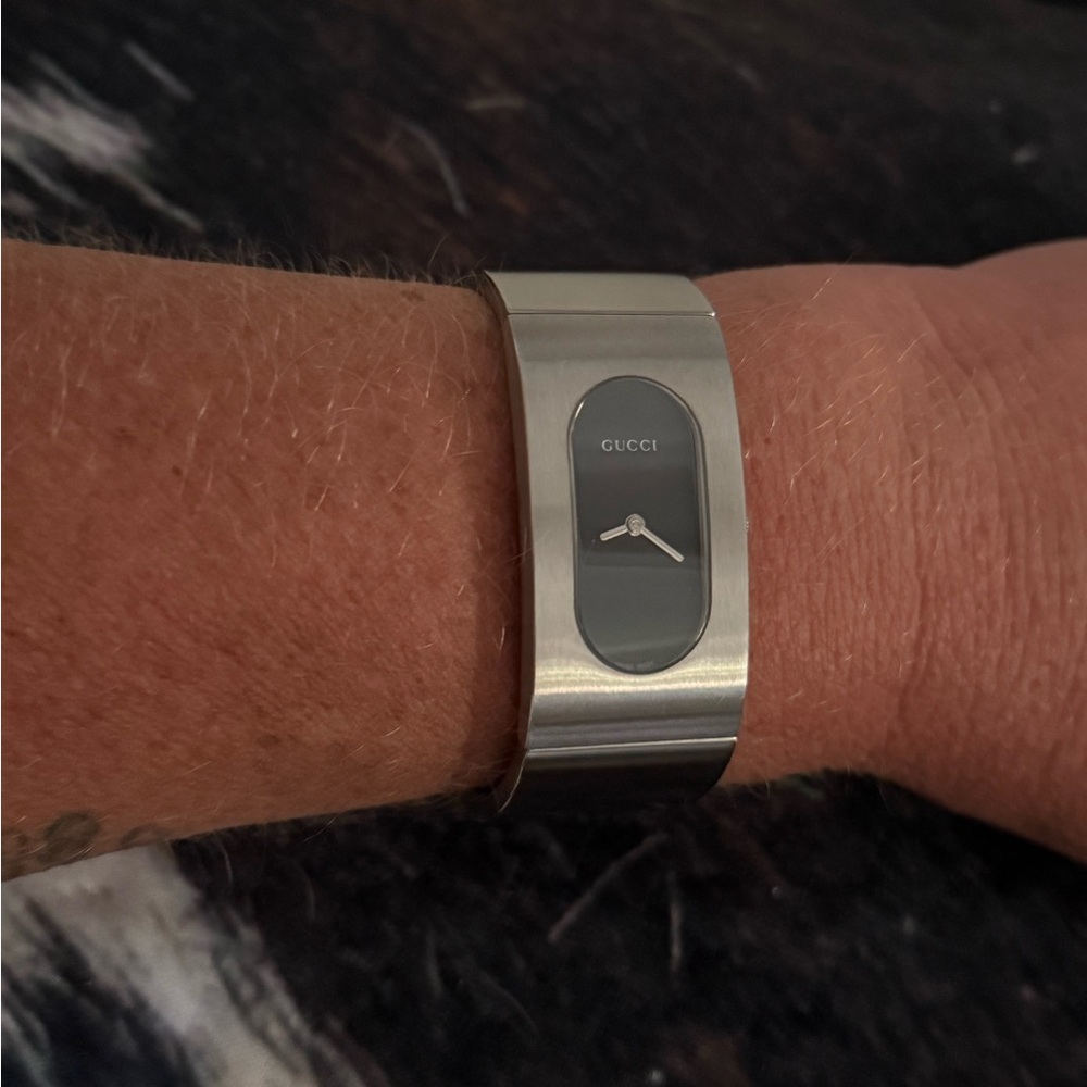 Gucci Silver Tone Bracelet Watch with Black Dial - Picture 4 of 10
